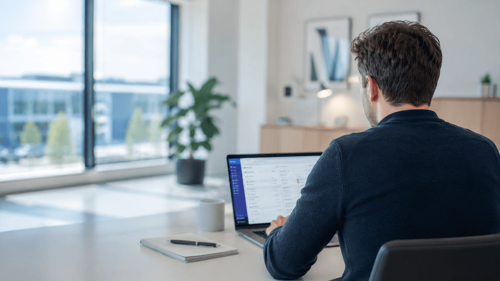 Moderne kantoorwerkplek met persoon achter laptop